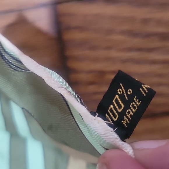 2 beautiful silk scarves/wraps with rolled egdes - Picture 4 of 6